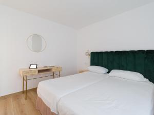 Posteľ alebo postele v izbe v ubytovaní HomeForGuest Moderno Apartamento con piscina en Corralejo