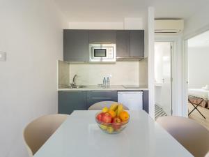 Kuchyňa alebo kuchynka v ubytovaní HomeForGuest Moderno Apartamento con piscina en Corralejo