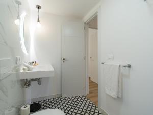 Kúpeľňa v ubytovaní HomeForGuest Moderno Apartamento con piscina en Corralejo