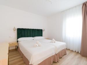 Posteľ alebo postele v izbe v ubytovaní HomeForGuest Moderno Apartamento con piscina en Corralejo