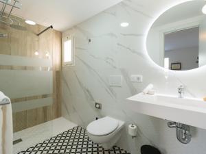 Kúpeľňa v ubytovaní HomeForGuest Moderno Apartamento con piscina en Corralejo