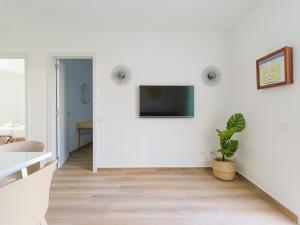 Televízia a/alebo spoločenská miestnosť v ubytovaní HomeForGuest Moderno Apartamento con piscina en Corralejo