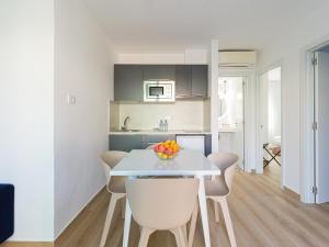 Kuchyňa alebo kuchynka v ubytovaní HomeForGuest Moderno Apartamento con piscina en Corralejo