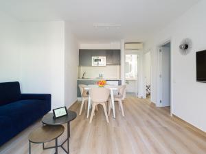 Televízia a/alebo spoločenská miestnosť v ubytovaní HomeForGuest Moderno Apartamento con piscina en Corralejo