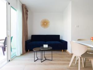 Posedenie v ubytovaní HomeForGuest Moderno Apartamento con piscina en Corralejo