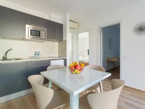 Kuchyňa alebo kuchynka v ubytovaní HomeForGuest Moderno Apartamento con piscina en Corralejo
