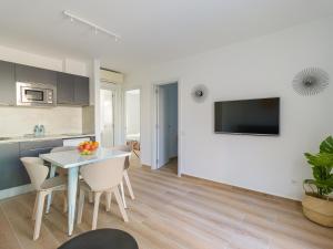 Kuchyňa alebo kuchynka v ubytovaní HomeForGuest Moderno Apartamento con piscina en Corralejo