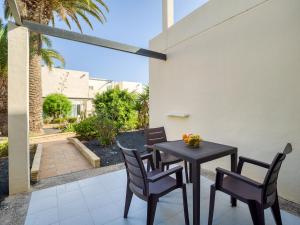 Patio alebo iná vonkajšia časť ubytovania HomeForGuest Moderno Apartamento con piscina en Corralejo
