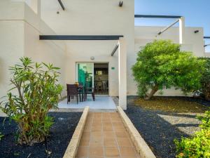 Vonkajšia záhrada v ubytovaní HomeForGuest Moderno Apartamento con piscina en Corralejo