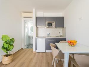Virtuvė arba virtuvėlė apgyvendinimo įstaigoje HomeForGuest Moderno Apartamento en Corralejo