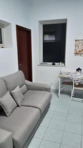 sala de estar con sofá y TV de pantalla plana en Mondello Beach Holyday, en Palermo