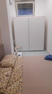 1 dormitorio con 1 cama y 2 puertas correderas en Mondello Beach Holyday, en Palermo