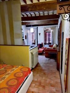 A bed or beds in a room at IL TROTTAPIANO HOME Még 37 kép
