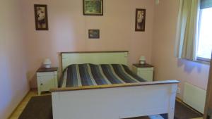 プンカハルユにあるMannimaatila Tera Luxのベッドルーム1室(ベッド1台、ナイトスタンド2台付)