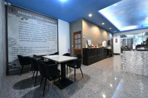 - un restaurant avec une table et des chaises dans la chambre dans l'établissement Chu Dream Hostel, à Hualien