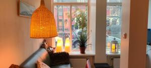 un soggiorno con divano e una grande finestra di Bed in de binnenstad ♡ bed downtown a Leeuwarden