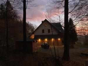 Pohľad na východ alebo západ slnka z apartmánu alebo blízkeho okolia