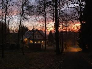 Pohľad na východ alebo západ slnka z apartmánu alebo blízkeho okolia