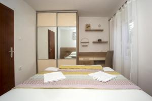 Postel nebo postele na pokoji v ubytování Apartments Lucija