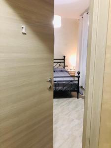 drzwi prowadzące do sypialni z łóżkiem w obiekcie A CASA DI ROSY w mieście Campobasso