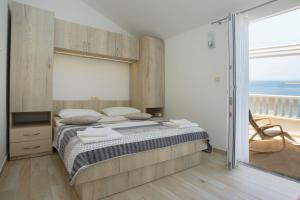 Postel nebo postele na pokoji v ubytování Apartments Lucija
