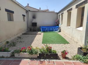 Vonkajšia záhrada v ubytovaní Casa Rural La Cija del Abuelo a 1 hora de Madrid