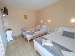 A bed or beds in a room at Celeste Golden Beach