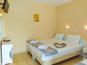 A bed or beds in a room at Celeste Golden Beach