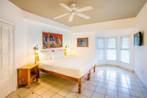 Een bed of bedden in een kamer bij Royal Decameron Club Caribbean Resort - ALL INCLUSIVE