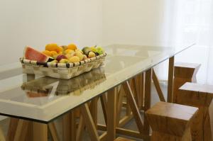 eine Schale mit Obst auf einem Tisch in der Unterkunft Loaldia in San Sebastián