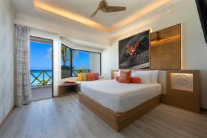 馬累的住宿－OBLU XPERIENCE Ailafushi - All Inclusive with Free Transfers，一间卧室设有一张大床和一个大窗户