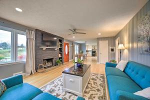 Χώρος καθιστικού στο Home with Yard 8 Mi to French Broad River Park