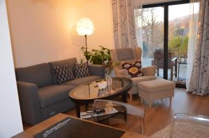 ein Wohnzimmer mit einem Sofa und einem Tisch in der Unterkunft Ferienwohnung Bad Fredeburg in Schmallenberg