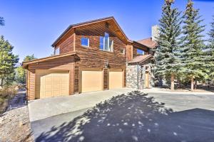 Silverthorne Cabin with Deck, Grill and Balcony! зимой