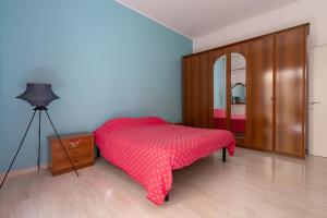 Il Cavaluccio Marino House في ساليرنو: غرفة نوم بسرير وخزانة ومرآة