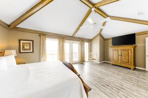 a bedroom with a white bed and a ceiling fan at Hakuna Matata in Gulf Shores