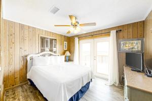 a bedroom with a bed and a ceiling fan at Hakuna Matata in Gulf Shores