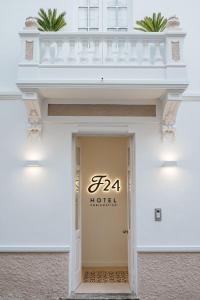biały budynek z znakiem hotelu Faa na drzwiach w obiekcie Emblemático F24-Only Adults B&B w mieście Santa Cruz de Tenerife
