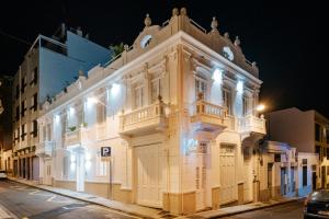 un edificio bianco su una strada di notte di Emblemático F24-Only Adults B&B a Santa Cruz de Tenerife