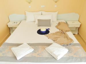 A bed or beds in a room at Celeste Golden Beach