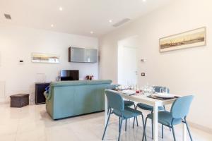 - une cuisine et une salle à manger avec une table et des chaises dans l'établissement Seaside Flat with Swimming Pool and Private Parking, à Calambrone