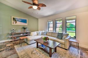 Istumisnurk majutusasutuses Port Charlotte Retreat with Heated Pool and Spa!