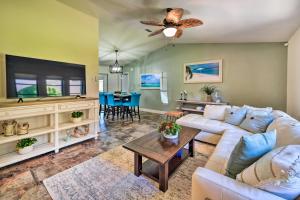 Istumisnurk majutusasutuses Port Charlotte Retreat with Heated Pool and Spa!