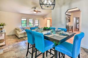 Istumisnurk majutusasutuses Port Charlotte Retreat with Heated Pool and Spa!