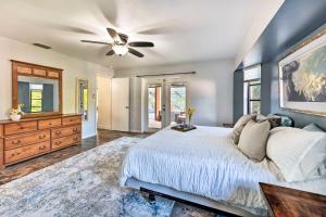 Voodi või voodid majutusasutuse Port Charlotte Retreat with Heated Pool and Spa! toas
