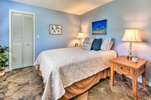 Voodi või voodid majutusasutuse Port Charlotte Retreat with Heated Pool and Spa! toas