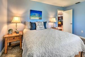 Voodi või voodid majutusasutuse Port Charlotte Retreat with Heated Pool and Spa! toas