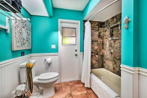 Vannituba majutusasutuses Port Charlotte Retreat with Heated Pool and Spa!