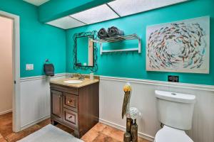 Vannituba majutusasutuses Port Charlotte Retreat with Heated Pool and Spa!