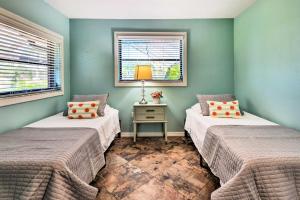 Voodi või voodid majutusasutuse Port Charlotte Retreat with Heated Pool and Spa! toas